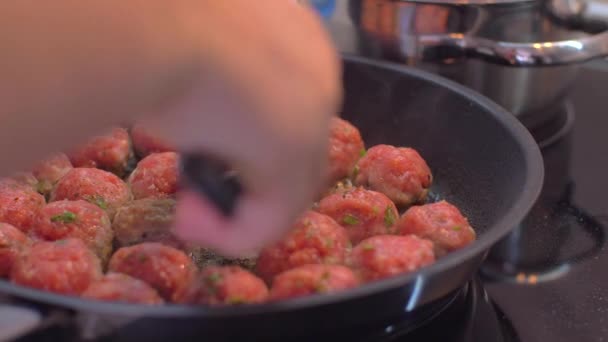 Προετοιμασία των σπιτικό κεφτέδες σε ένα τηγάνι - Πλάνα, βίντεο