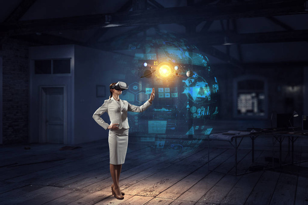Young female in virtual reality - Foto, imagen
