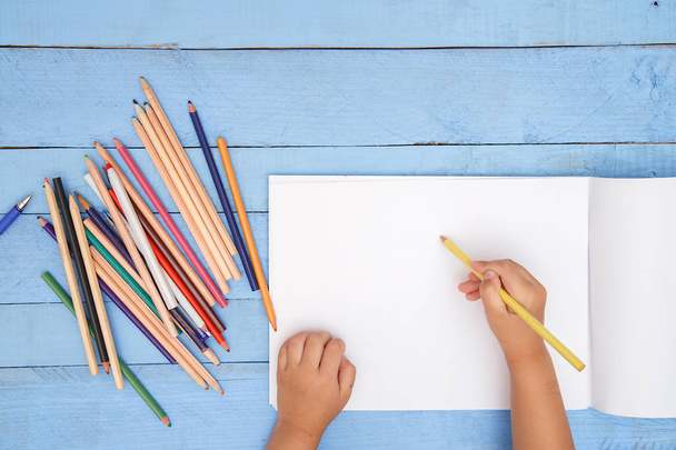 çocuk elleri mavi tabl üzerinde albümde kalemler ile çizmek - Fotoğraf, Görsel