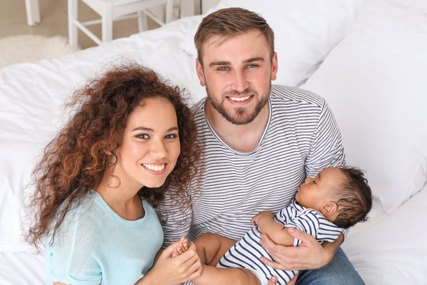 Retrato de família interracial feliz no quarto
 - Foto, Imagem