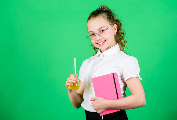 Chemistry lesson. Educative experiment. Chemistry fun. Knowledge day. Schoolgirl with colorful chemical liquids. Having fun with chemistry. Education concept. Safety measures. Small kid study - Zdjęcie, obraz