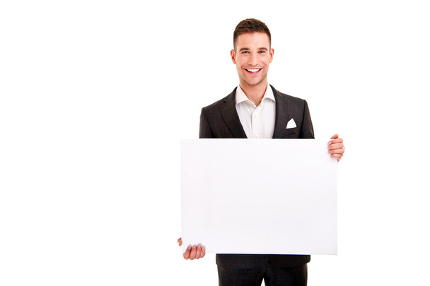 Feliz joven hombre de negocios sonriente mostrando letrero en blanco
 - Foto, imagen
