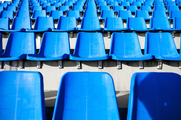 Ряды синих пластиковых сидений
 - Фото, изображение