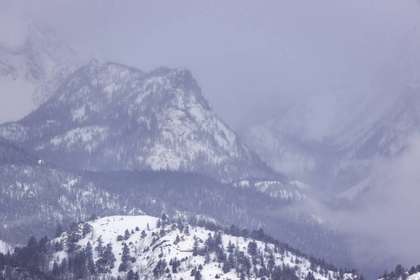 Tempestade de neve rolando sobre picos de montanha em Rocky Mountain Nationa
 - Foto, Imagem