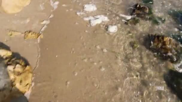 Ember lába, amíg ő gyaloglás mezítláb keresztül sekély tengervíz. Fotó-JPEG videokodek             - Felvétel, videó