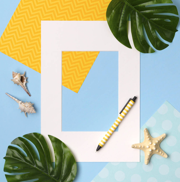 Trópusi pálmalevelek, sárga és kék papír, kagyló, tengeri csillag, p - Fotó, kép