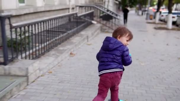 Petit garçon en scooter dans la rue
 - Séquence, vidéo