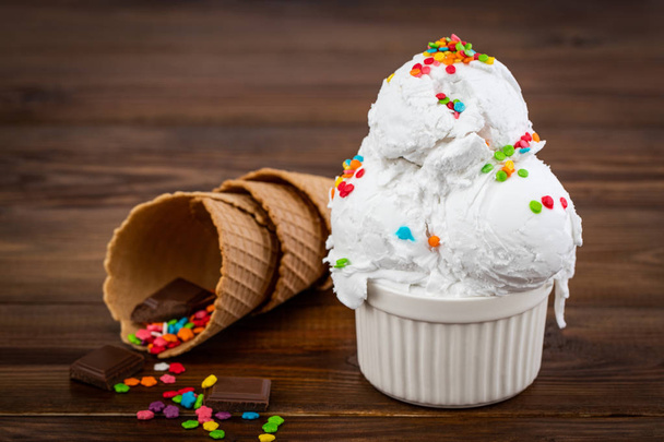 prato de sorvete de baunilha colher swith polvilha pedaço de chocolate
 - Foto, Imagem