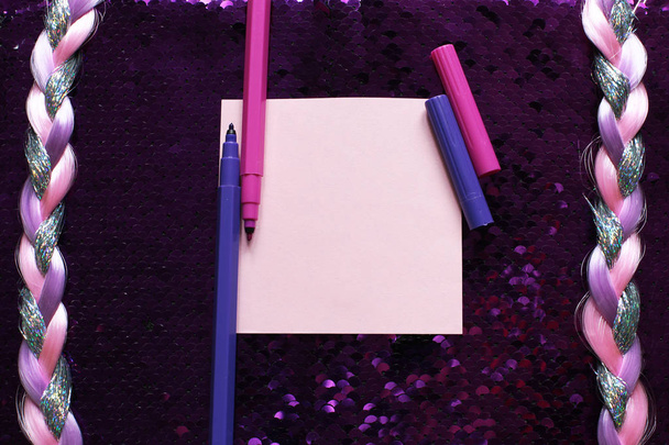 Vaaleanpunainen arkki huomata paperia ja vaaleanpunainen ja violetti huopakynät tumman vaaleanpunainen tausta kangas paljetteja paistaa ja kimmeltää ja letti kiiltävä kierteet, vapaata tilaa kirjaa
 - Valokuva, kuva