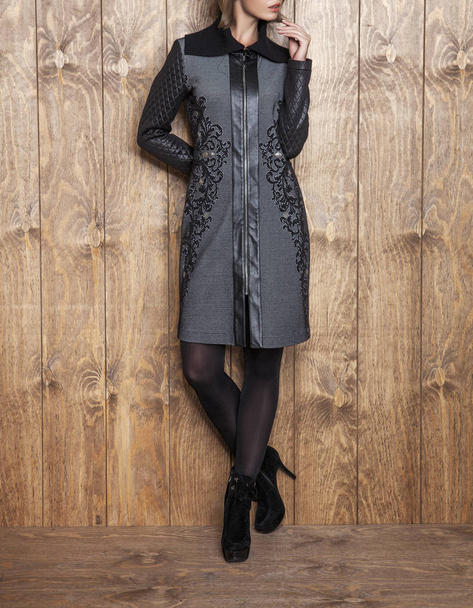 Vrouwelijke model in trendy zwart lederen jas, Studio schot - Foto, afbeelding