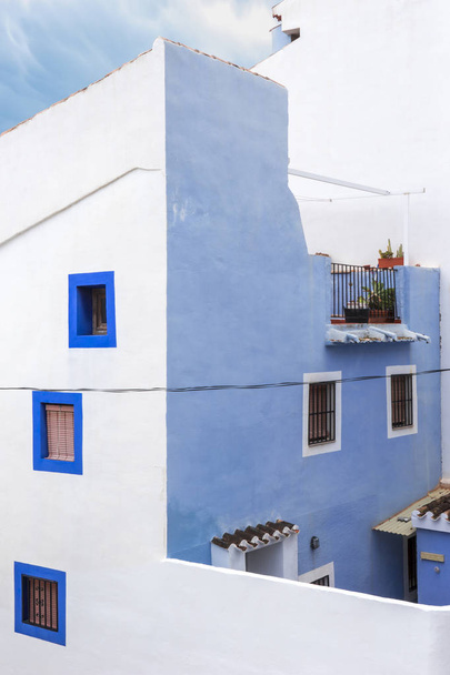 Pequena casa azul com pequenas janelas e pátio, Villajoyosa, Espanha, abr.2019
 - Foto, Imagem