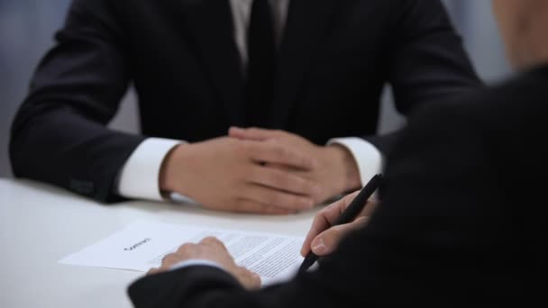 Üzletember aláírásával szerződés és rázta partnerek kezét, együttműködés közelről - Felvétel, videó