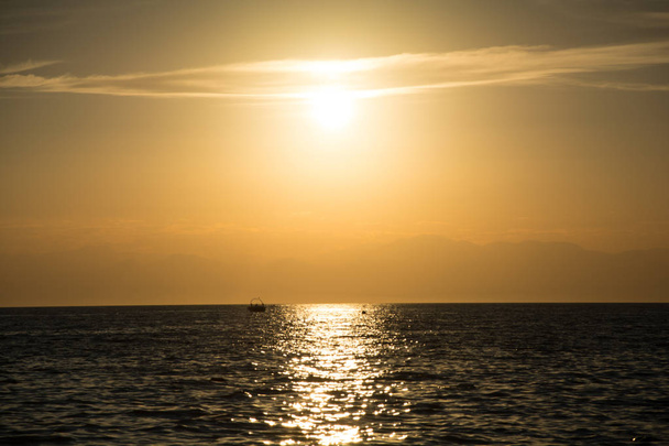 Deliciosos colores de puesta de sol en el mar en la playa, costa azul, hermosa naturaleza
 - Foto, Imagen