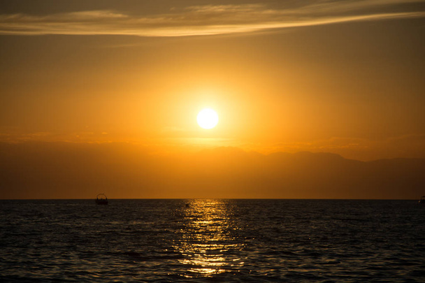 Cores deliciosas do pôr do sol no mar na praia, costa azul, bela natureza
 - Foto, Imagem