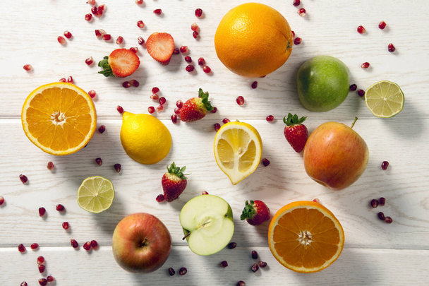 vista superior de varias frutas de colores en la mesa de madera
  - Foto, Imagen