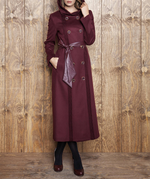 トレンディな赤いコートの女性モデル、スタジオショット - 写真・画像