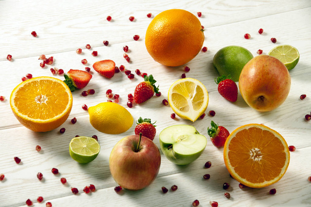 Blízká různému barevném ovoci na dřevěném stole  - Fotografie, Obrázek