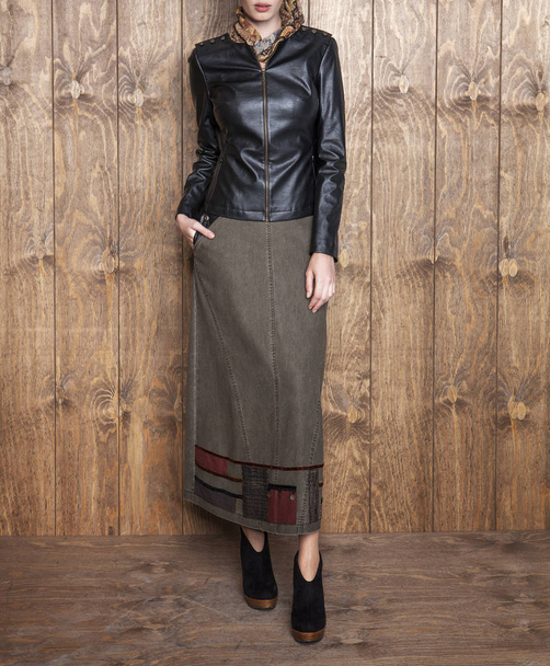 Жіноча модель в модній шкіряній куртці, студійний знімок
 - Фото, зображення