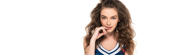 sexy seducente cheerleader ragazza in uniforme blu toccare labbra isolate su bianco, colpo panoramico
 - Foto, immagini
