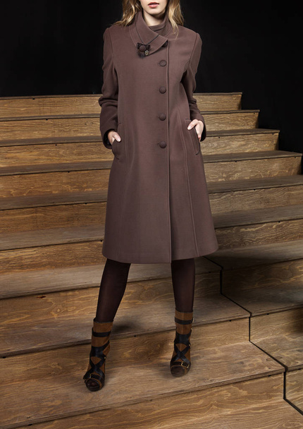 Női modell trendi barna kabátot, stúdió-shot - Fotó, kép