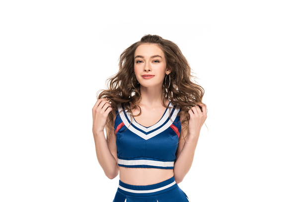 sexy glücklich Cheerleader Mädchen in blauer Uniform berühren Haar isoliert auf weiß - Foto, Bild