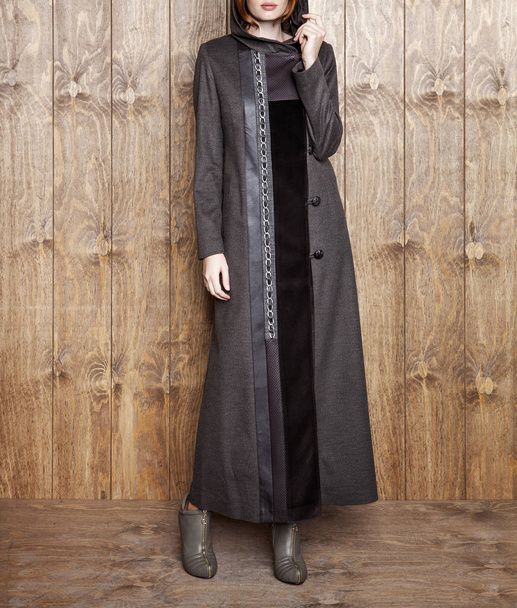 Modello femminile in cappotto grigio alla moda, ripresa in studio
 - Foto, immagini