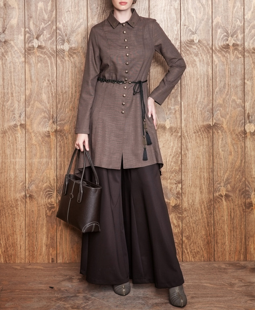 トレンディな茶色のコートの女性モデル、スタジオショット - 写真・画像