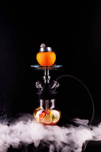 A hookah a lime mix with a grapefruit bowl in a glass flask - Foto, afbeelding