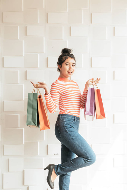 Asian woman holding shopping bags - Zdjęcie, obraz