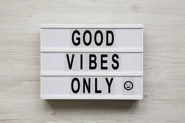 'Good vibes only' palabras en una tabla moderna en un surf de madera blanca
 - Foto, Imagen