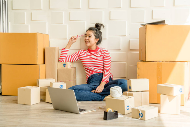 Asian Women business owner working at home with packing box on w - 写真・画像