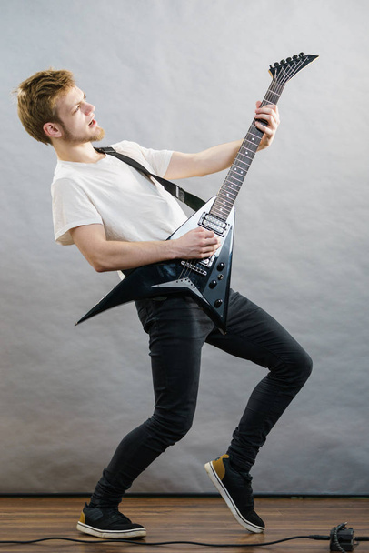 Man playing on electric guitar - Foto, afbeelding