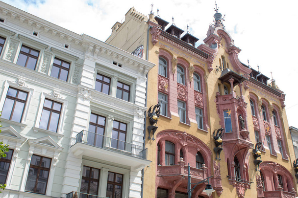 Fragmenty pięknych odrestaurowanych zabytkowych budynków europejskich miast przed błękitnym niebem w letni słoneczny dzień. - Zdjęcie, obraz