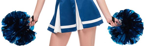 abgeschnittene Ansicht von sexy Cheerleader-Mädchen in blauem Rock mit Bommeln isoliert auf weiß - Foto, Bild