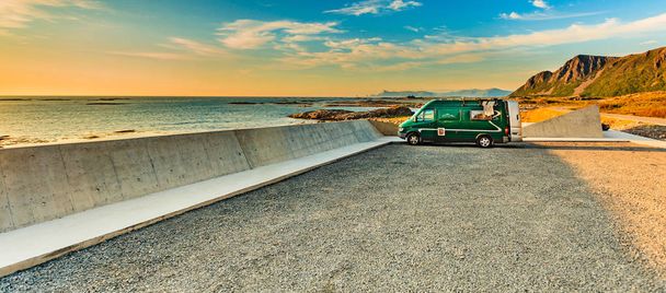 Mořské pobřeží a karavanské auto, Andoya Island Norsko - Fotografie, Obrázek