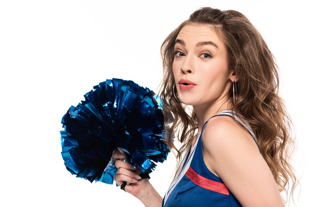 vista laterale della ragazza cheerleader in uniforme blu con pompon isolato su bianco
 - Foto, immagini