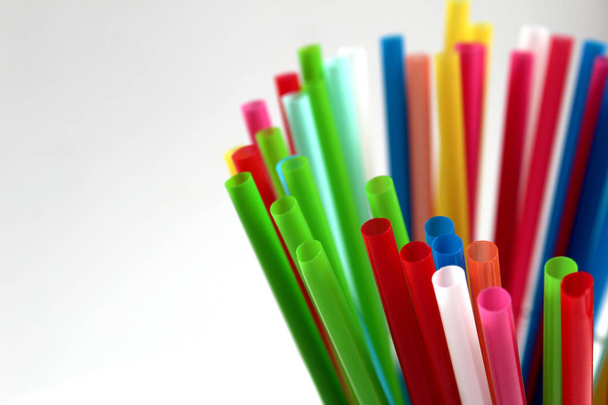 Kleurrijke plastic cocktail tubes close up stand in één heap - Foto, afbeelding