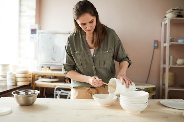 Talia w górę portret kobiecej ceramik pracy w pracowni garncarstwa, Kopiuj przestrzeń - Zdjęcie, obraz