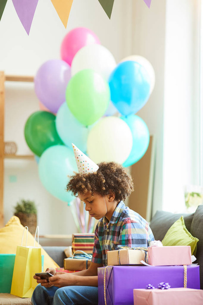 Retrato de vista lateral de los regalos de apertura de niños afroamericanos en la fiesta de cumpleaños, espacio para copiar
 - Foto, Imagen