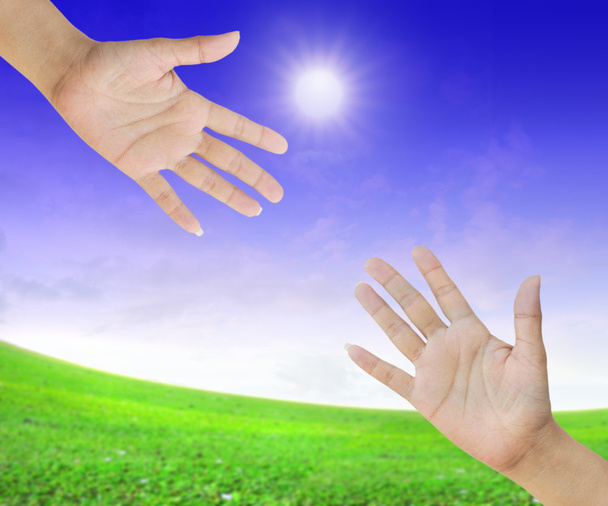 Une main tend la main dans le ciel pour demander de l'aide
 - Photo, image