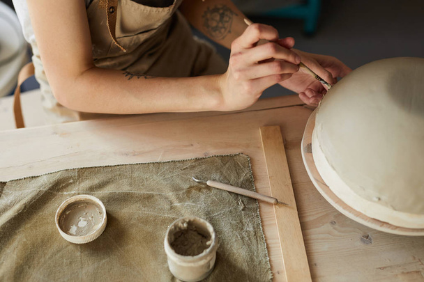 hohe Nahaufnahme von nicht wiederzuerkennenden weiblichen Kunsthandwerker Form handgemachte Schale auf Töpferscheibe, Kopierraum - Foto, Bild