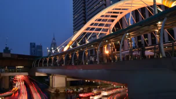 Gebäude und öffentlicher Himmelspfad für den Transit zwischen Himmelstransit und Bus-S-Bahn-Systemen an der Kreuzung Sadrin-Narathiwas, Bangkok, Thailand - Filmmaterial, Video