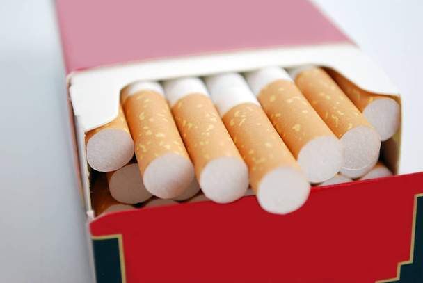 Ανοιχτό κόκκινο πλήρες πακέτο τσιγάρων σε λευκό φόντο. Απομονωμένες. - Φωτογραφία, εικόνα