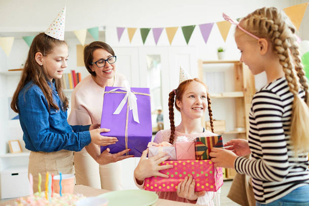 Porträt eines glücklichen rothaarigen Mädchens, das während einer Geburtstagsfeier Geschenke von Freunden erhält, Kopierraum - Foto, Bild