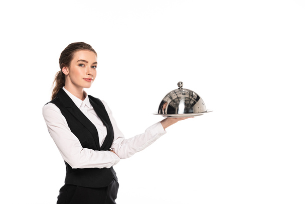 camarera joven en ropa formal sosteniendo plato en plato aislado en blanco
 - Foto, imagen