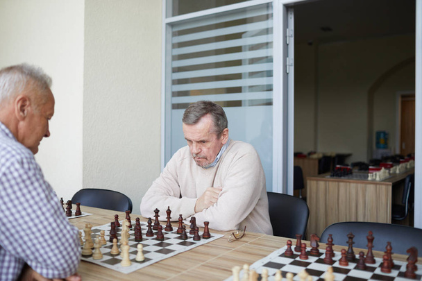 Dois velhos grandes mestres experientes praticando habilidades de xadrez jogando juntos no clube de xadrez
 - Foto, Imagem