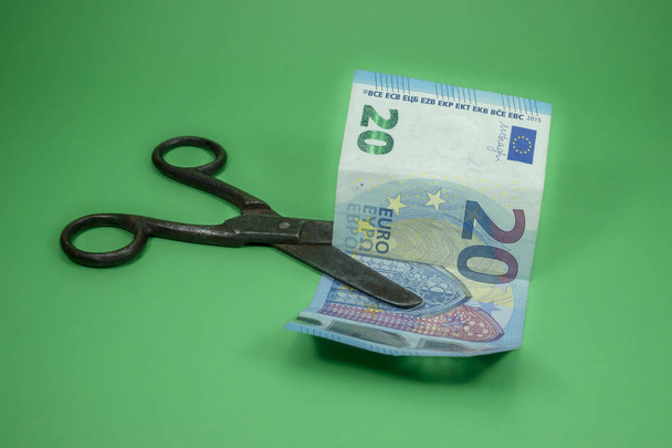 Ψαλίδι περικοπή τραπεζογραμματίων ευρώ σε πράσινο φόντο - Φωτογραφία, εικόνα