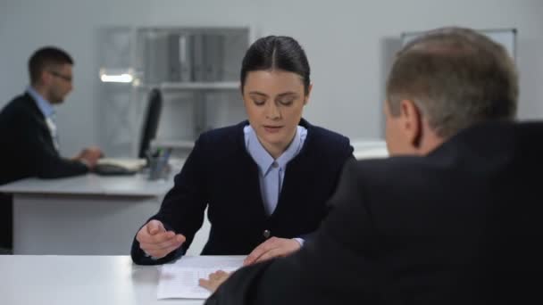 Female employee quarrelling with boss, proving data in document, work conflict - Imágenes, Vídeo