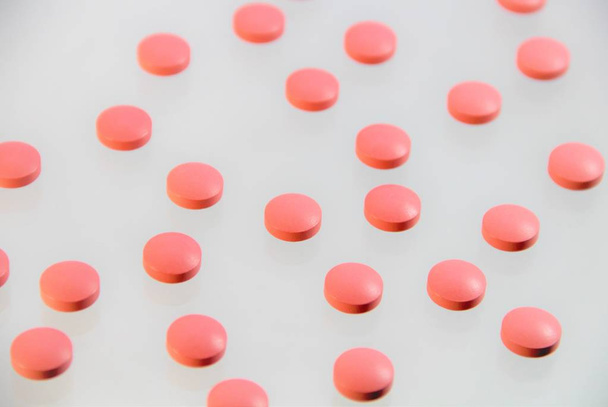píldoras de color rosa sobre fondo blanco
 - Foto, imagen