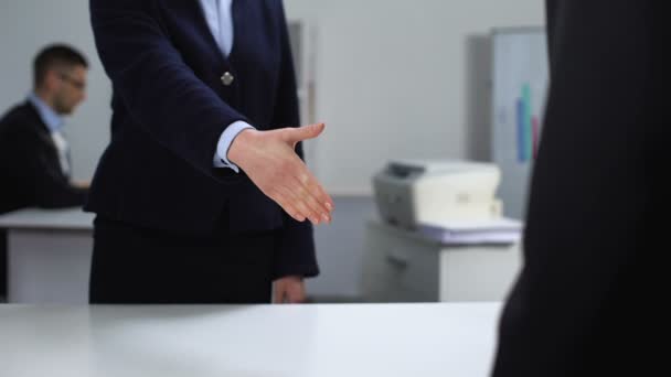 Hombre y mujer en trajes estrechando la mano en el lugar de trabajo, trato de negocios, cooperación
 - Metraje, vídeo
